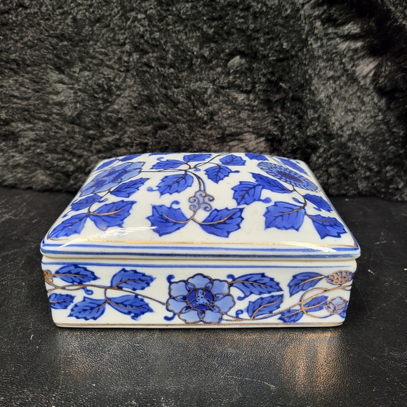 Vintage Chinoiserie Porcelain Trinket Box